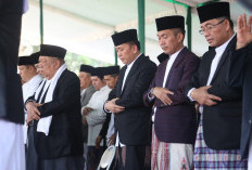 Pj. Gubernur A. Fatoni Tunaikan Ibadah Sholat Idul Adha 1445 H di Masjid Agung Palembang