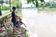 Ngabuburit Tunggu Buka Puasa, Remaja Martapura Memancing di Pinggiran Sungai Komering