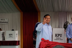 Gaya Prabowo Pamerkan Dua Jari Usai Mencoblos di TPS 33 Bojong Koneng