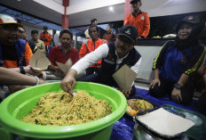 Tinjau Dapur Umum Bencana Banjir, Mensos Unboxing Logistik di hadapan Relawan