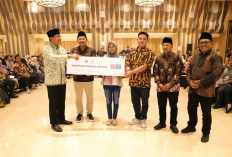 BAZNAS Salurkan Bantuan Modal Usaha bagi Pasangan Nikah Massal 