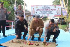 Hari Bhayangkara ke-80: Kapolres OKU Timur Resmikan Jembatan Merah Putih di Desa Rawa Sari