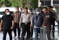 Bupati Ponorogo Bungkam Saat Tiba di Gedung Merah Putih KPK