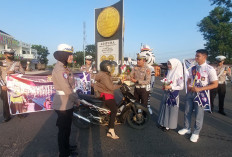 Satlantas Polres OKU Timur Menyapa Warga, Hadirkan Badut Zebra serta Bagikan Bendera