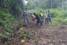 Warga Bandar Alam Lama Swadaya Perbaiki Jalan