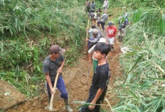 Gotong Royong Perbaiki Jalan Desa