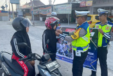 Satlantas Polres OKU Timur Bagikan Reward Helm Hingga Jaket Kepada Pengendara Patuh Lalu Lintas