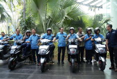 Sopir Bluebird Kini Pakai Motor Listrik Untuk Mobilitas Harian