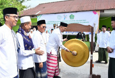 Hadiri Upacara Hari Santri 2024, Kakanwil Sumsel Ajak Santri Kembangkan Potensi Diri 