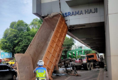 Bak Truk Tersangkut di Bawah Stasiun LRT Asrama Haji Palembang