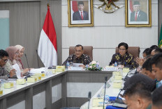 Pj Sekda Edward Candra Pimpin Rapat Pemantapan dan Serahkan SK Penyelenggaraan HUT RI ke 79 Tahun 2024