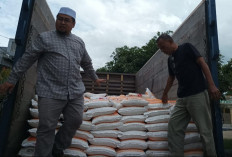 Salurkan 9 Ton Beras bagi Pesantren Terdampak Bencana