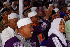 Wabup Yudha Bersama Ribuan Masyarakat Sambut Kepulangan Jamaah Haji OKU Timur Kloter I