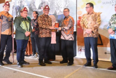 Pjs. Bupati OKU Timur Raih Anugrah Siddhakarya dengan Kategori Pembinaan Produksi