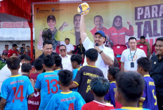 Dukung Pengembangan Atlet Muda, Menpora Serahkan Bantuan Bola 