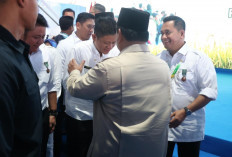 Bupati Enos Terima Penghargaan Satyalancana Wira Karya dari Presiden 