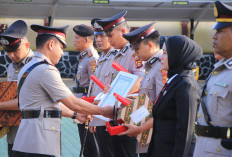 Juang Polri 2025, Kapolres OKU Timur beri Penghargaan Personel Berprestasi