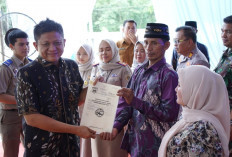 Bupati Enos Serahkan Sertifikat TORA ke Masyarakat 