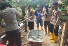 Polres OKI dan Brimob Turun Langsung Perbaiki Jembatan Rusak di Pampangan