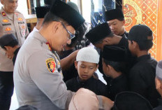 Kapolres OKU Timur Salurkan Bansos dan Al-Qur'an