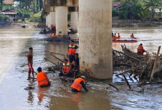 Bupati Muratara Bersama Masyarakat Bersihkan Aliran Sungai, Waspadai Kaki Jembatan Rusak