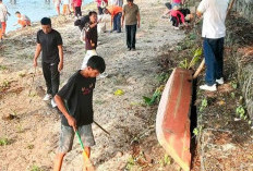 Beri Kenyamanan Wisatawan, Pemerintah Kecamatan Banding Agung Sisir Sampah Tepi Danau Ranau