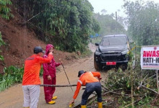 Material Longsor Dibersihkan, Pengendara Diimbau Waspada Saat Melintas