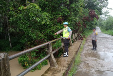 Antisipasi Banjir, Polsek Belitang III Gelar Pengecekan Debit Air Sungai