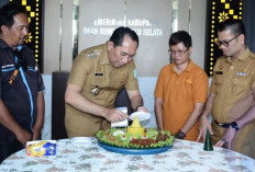 Peringati Hari Pers Nasional, Bupati OKU Selatan Potong Tumpeng