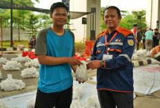 LRT Jabodebek Berbagi 700 Paket Daging Kurban untuk Warga Sekitar
