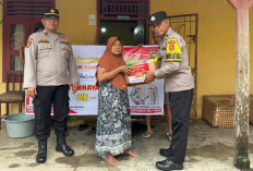 Sambut HUT Bhayangkara, Polsek Belitang III Bagikan Sembako 