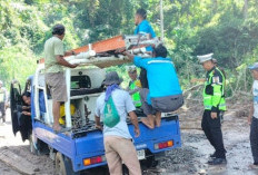 Akses Wisata Danau Ranau Terganggu, Polisi dan Warga Lakukan Perbaikan Darurat