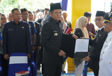 Bupati Enos Lantik PPPK Hingga Kukuhkan Pejabat Eselon II
