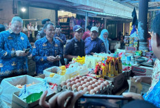 Jelang Nataru, Pemda OKUT Sidak Pasar Martapura Pastikan Ketersediaan Bahan Pokok 