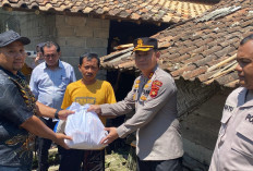 Peduli Korban Bencana Alam Angin Puting Beliung Kapolres OKU Timur Berikan Bansos