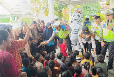 Satlantas Polres OKU Timur Datangkan Badut Zebra, Kembalikan Senyum Anak Korban Banjir