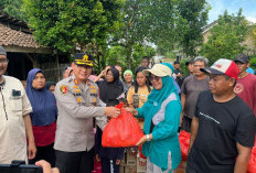 Polres OKUT Bersama Pesantren Bagikan Ribuan Porsi Nasi hingga untuk Korban Banjir