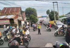 Kawasan Takjil Simpang Tiga Tangga Batu Padat, Polisi Intensifkan Pengaturan