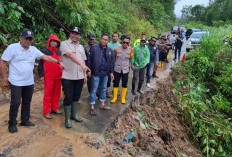 Pastikan Akses Jalan Pulih, Bupati Abusama Pantau Evakuasi Longsor