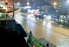 Pengendara Keluhkan Banjir di Jalan Merdeka Martapura 