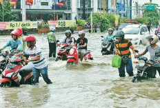 Jangan Sampai Menerobos Banjir, Jika Tidak Ingin Kendaraanmu Seperti Ini!