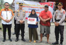 Sambut HUT Polri ke-80, Kapolres OKU Timur Salurkan Bansos ke Warga Kurang Mampu