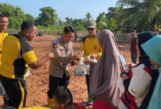 Warga Sumringah, Hasil Panen Kebun Ketahanan Pangan Satker Bidkum Polda Sumsel dibagikan ke Masyarakat Sekitar