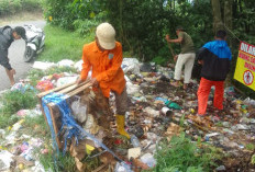 DLH OKU Selatan Angkut Sampah Berserakan di Seputar Wisata Ranau