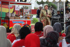 Mensos Berikan 50 Gerobak Warmindo Bagi Keluarga Prasejahtera di Tasikmalaya