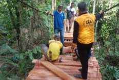 Permudah Aktivitas Warga, Gotong Royong Perbaiki Jembatan Gantung