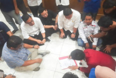 Aksi Damai Digelar dengan Duduk Lesehan Bareng 