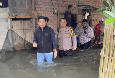Kapolsek Tanjung Batu Kompak Bersama Bupati Ogan Ilir Tinjau Warga Korban Banjir di Kecamatan Payaraman