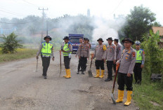 Kapolres AKBP Adik Gotong Royong Tambal Jalan Rusak, Wujudkan OKU Timur Asri