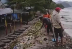 DLH OKU Selatan Lakukan Aksi Bersih Area Wisata Danau Ranau
